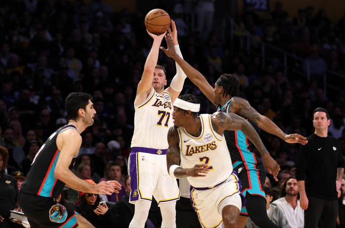 里外里22分，湖人赢球证明4点，新战术开发成功，一件事也能做好|灰熊|艾顿|拉拉维亚|洛杉矶湖人队|卢卡-东契奇_新浪体育_新浪新闻